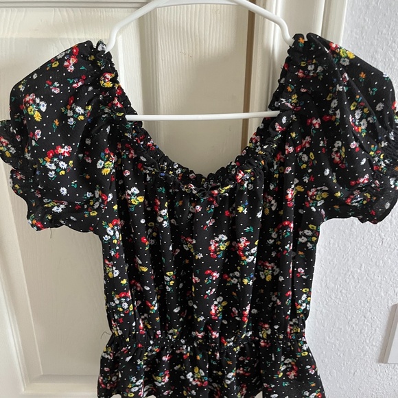 BLACK FLOWER RUFFLE TOP - Picture 2 of 3